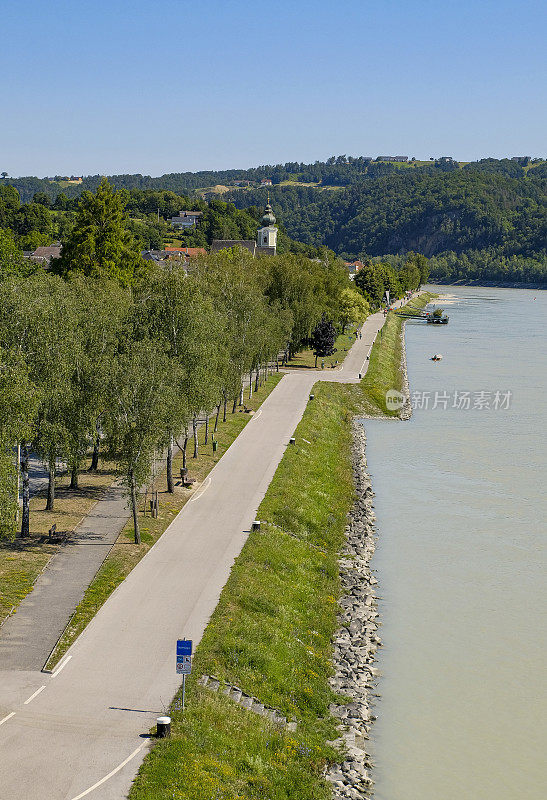 沿着多瑙河右岸的自行车道(Aschach和der Donau -上奥地利)。